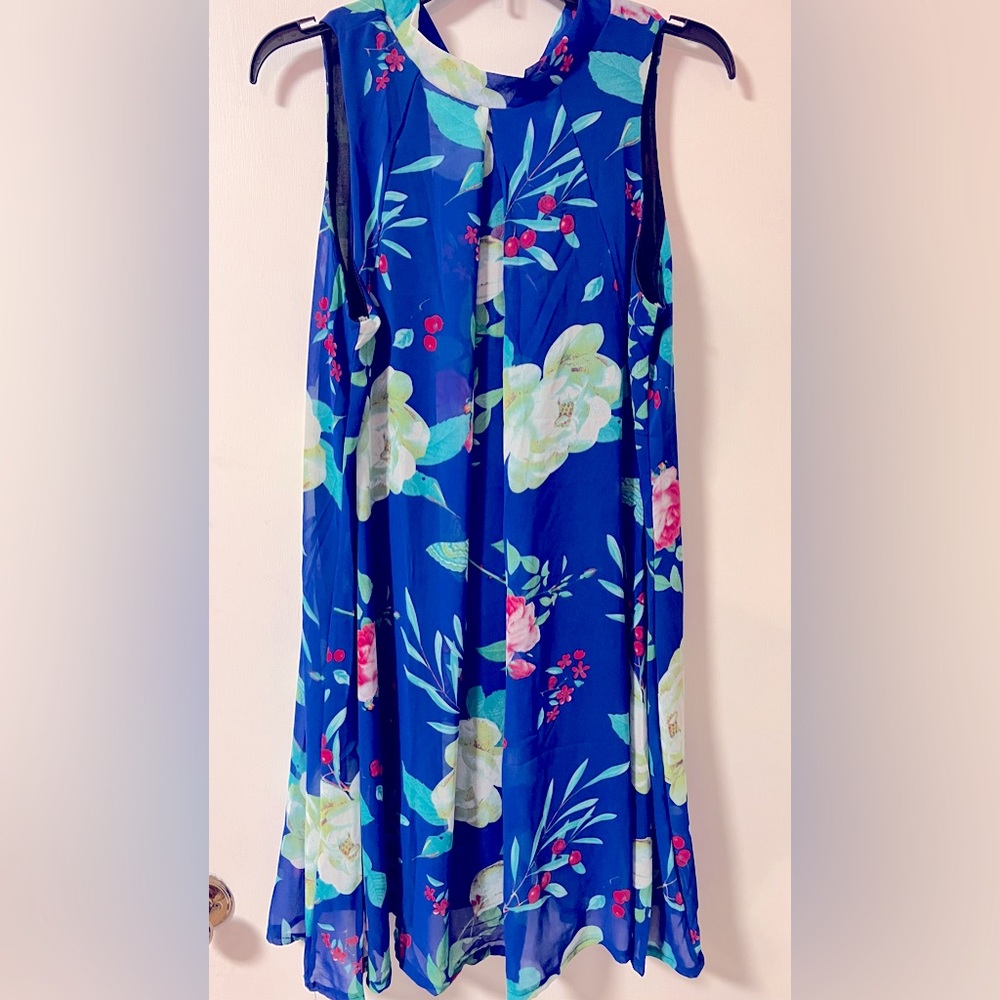 NWOT! Seven Islands. Blue floral dress with keyhole back, size Medium.